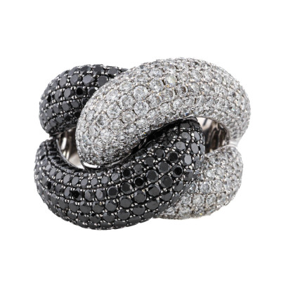 Black & White 3.60ct Diamond 18ct Gold Ring*
