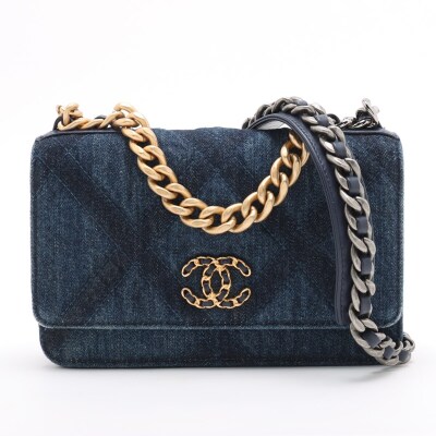 Chanel 19 Wallet on Chain
