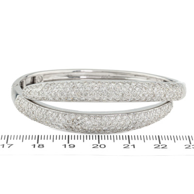 5.60ct Diamond Bangle 18ct gold 34.9g - 2