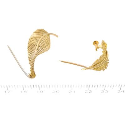 Two 18ct Gold Feather Brooches, 15.1g - 3