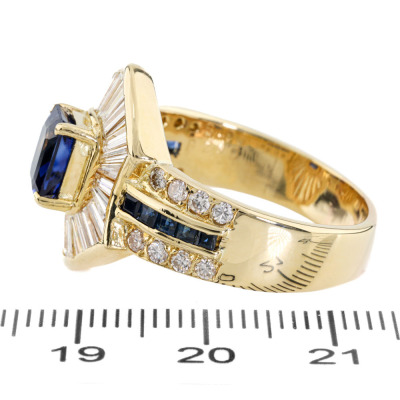 1.95ct Sapphire & 2.10ct Diamond Ring - 9