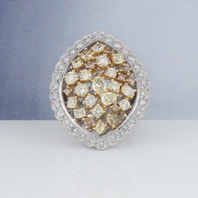 4.40ct Fancy Yellow & White Diamond Ring - 8